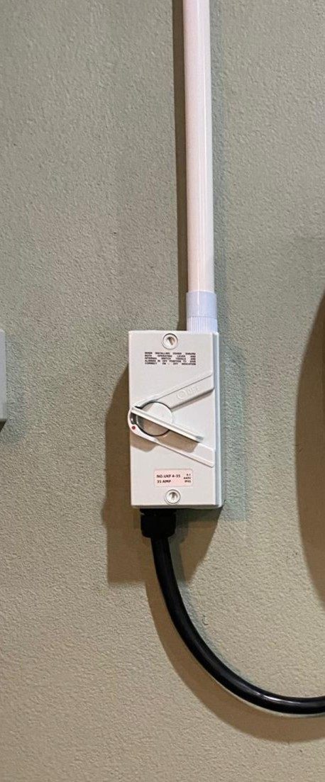白色 PVC 燈喉接入戶外防水刀掣，下方引出黑色電纜