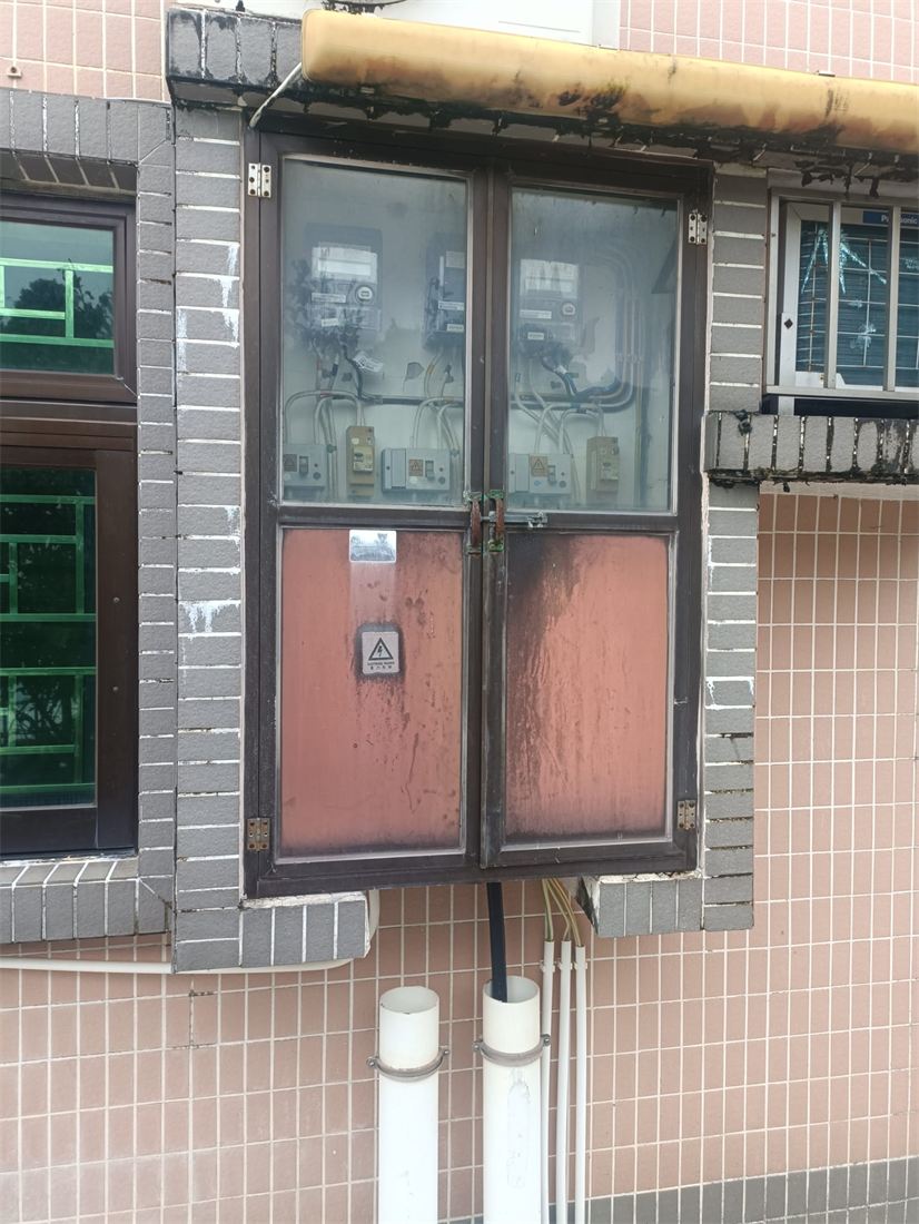 村屋屋外電錶櫃，內有三個單相電錶及各自的保險絲座