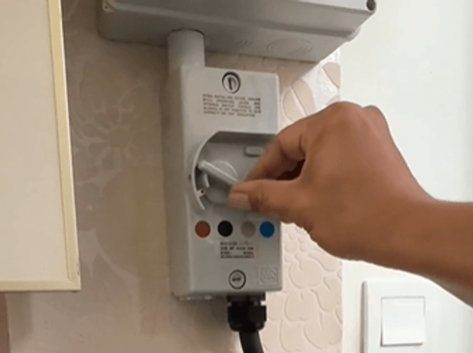 打開車位旁邊的開關刀掣，為 Wall Case 3 充電樁供電